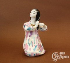 Скульптура "Узбечка, заплетающая косу"